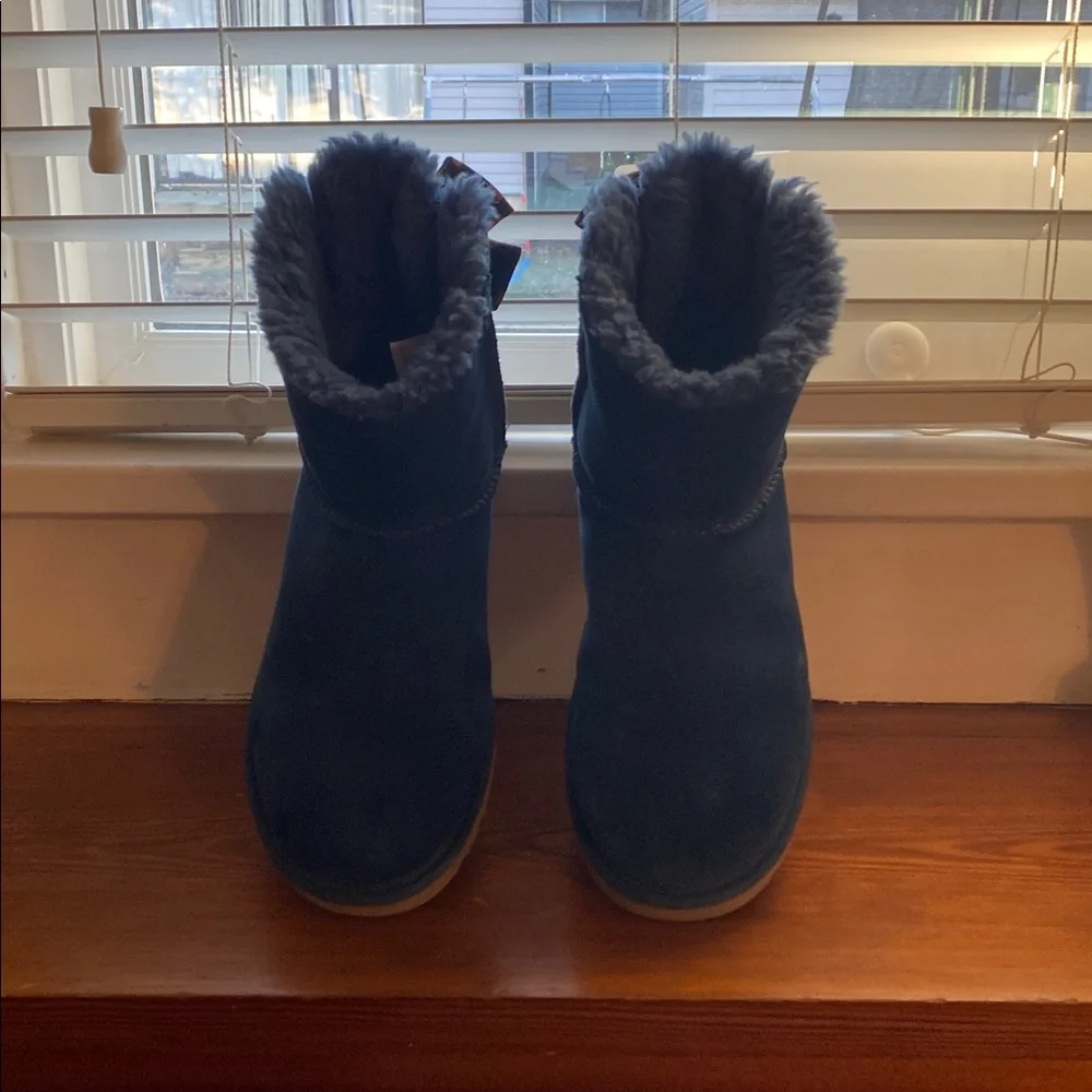 UGG like NEW Mini Bow Booties. Sz 8. Blue with Pumpkin in bows. Fur lined suede